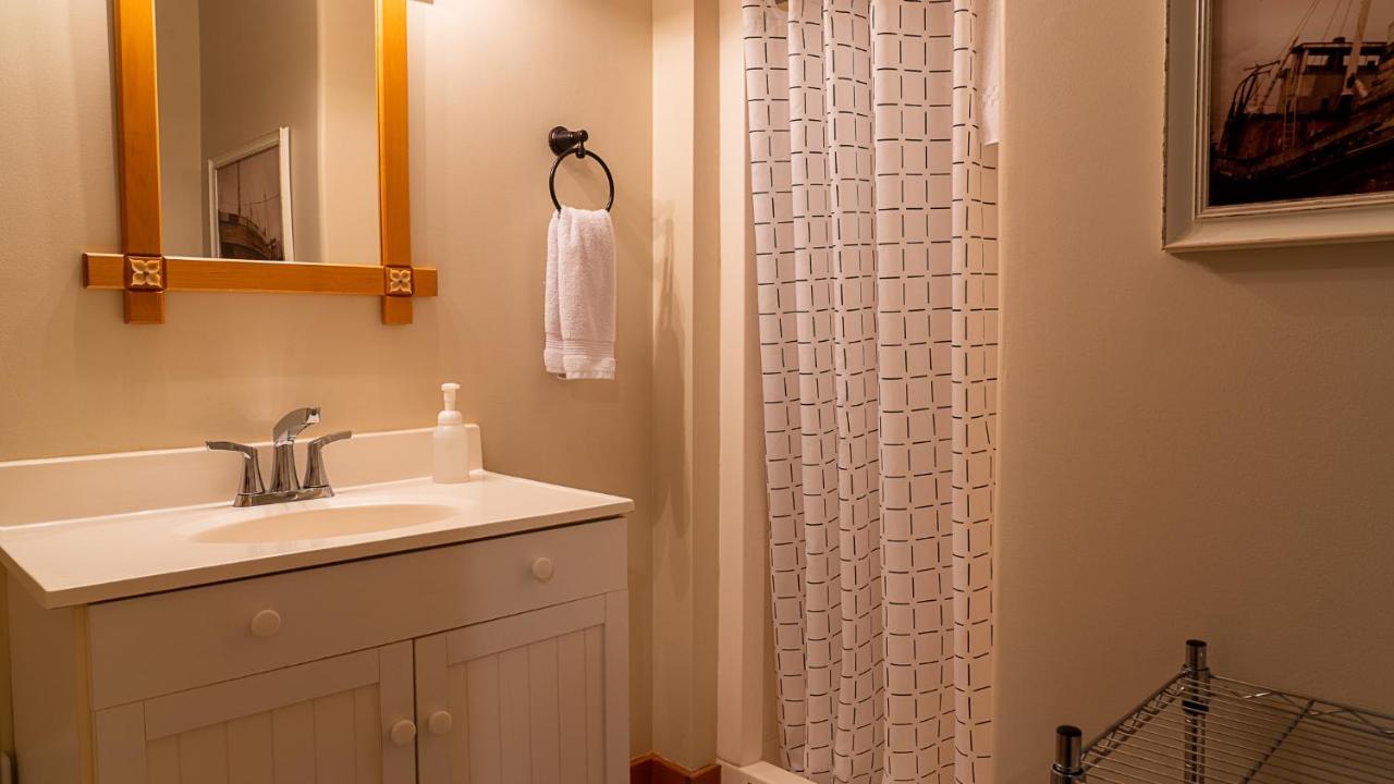 Wild Pacific Guest Suites Юклулет Экстерьер фото