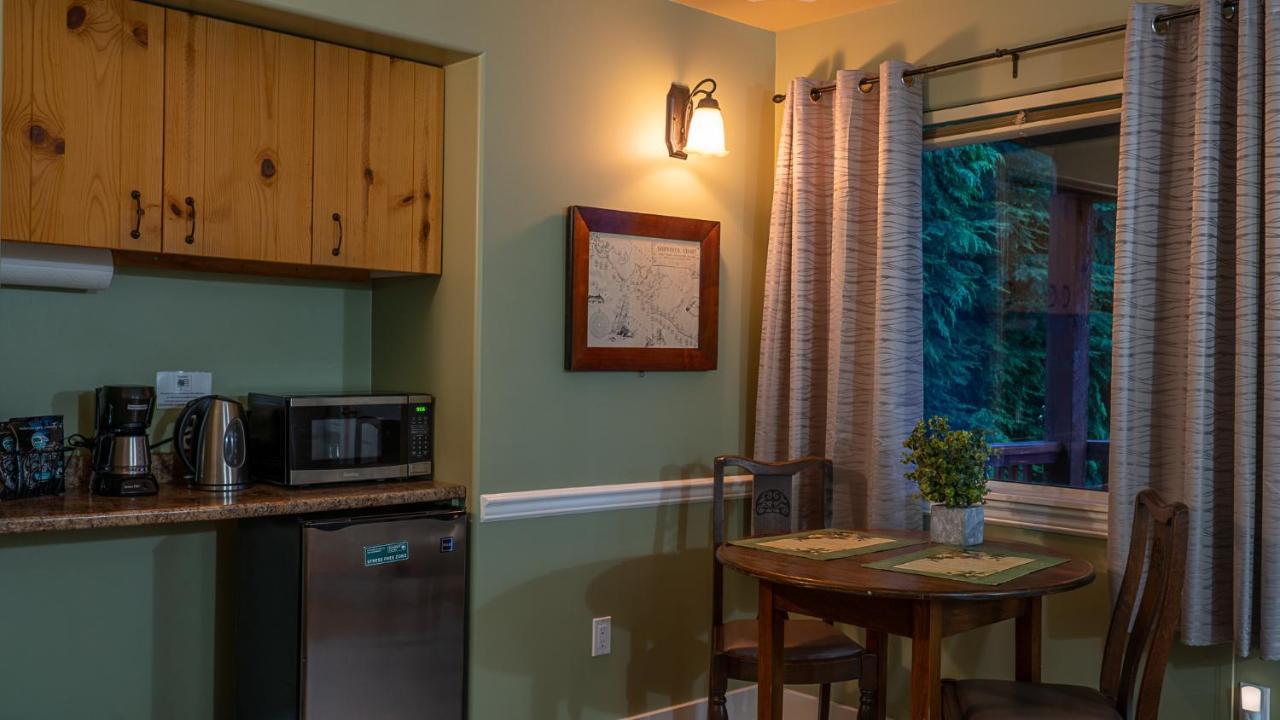 Wild Pacific Guest Suites Юклулет Экстерьер фото