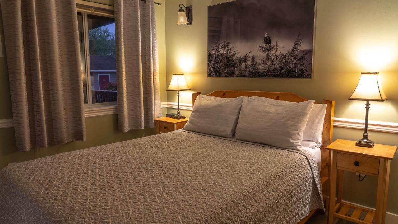 Wild Pacific Guest Suites Юклулет Экстерьер фото