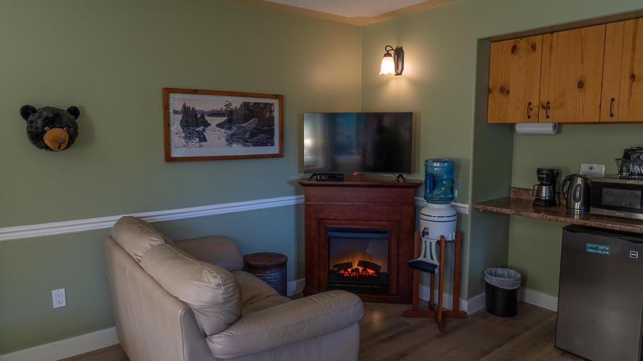 Wild Pacific Guest Suites Юклулет Экстерьер фото