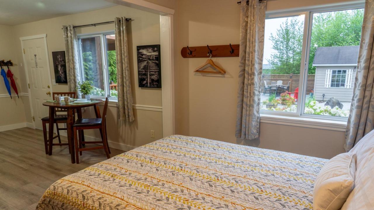 Wild Pacific Guest Suites Юклулет Экстерьер фото